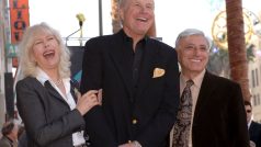 Wayne Rogers (uprostřed) při odhalení hvězdy s jeho jménem na hollywoodském chodníku slávy v roce 2005