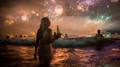 V Brazílii lidé slavili příchod roku 2016 ve vlnách