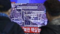 Lidé na železniční stanici v jihokorejském Soulu sledují televizní zprávy o oznámení KLDR o úspěšném testu vodíkové pumy