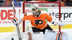 Gólman Philadelhpie Flyers Michal Neuvirth v zápase proti Montrealu