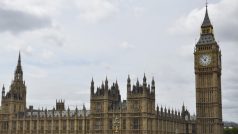 Hodinová věž Big Ben v Londýně, která je součástí Westminsterského paláce (Houses of Parliament), řeka Temže, Westminster Bridge