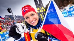 Gabriela Soukalová s medailí za druhé místo za sprint v Ruhpoldingu