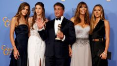 Sylvester Stallone (na snímku s manželkou a dcerami) získal Zlatý glóbus za ztvárnění vedlejší role ve filmu Creed