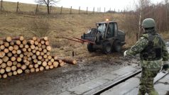 Ženisté připravují kůly na oplocení areálu ve Vrběticích