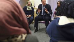 Britský premiér David Cameron mluví se ženami, které navštěvují lekce anglického jazyka v Leedsu na severu Anglie