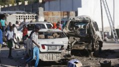 Auta zničená výbuchem bomby v somálském Mogadišu