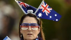 Žena s australskými vlajkami ve vlasech na tenisovém Australian Open v Melbourne