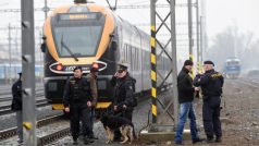 Odstavený vlak u Olomouce, kde našla policie podezřelý batoh. Bomba v něm ale nebyla