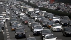 Z Pekingu míří na Nový lunární rok statisíce Číňanů, přeplněné jsou i dálnice