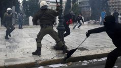 Policie se v Aténách střetla s demonstranty, kteří protestují proti důchodové a daňové reformě
