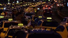 Pražští taxikáři blokují provoz na magistrále, kvůli cenám i &#039;nelegální konkurenci&#039;