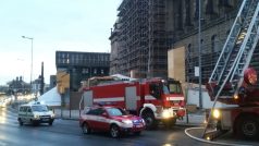 Oheň brzy ráno zachvátil střechu Národního muzea. Na místě zasahovalo téměř 130 hasičů