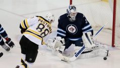 David Pastrňák vstřelil v utkání NHL po přihrávce Davida Krejčího šestý gól v sezoně, kterým pomohl Bostonu k výhře 6:2 na ledě Winnipegu