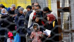 Uprchlíci čekají u Spielfeldu na vstup do Rakouska