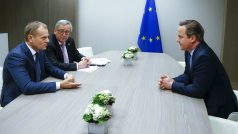 Britský premiér Cameron (vpravo) na bruselském jednání s předsedou Evropské rady Tuskem a šéfem Evropské komise Junckerem