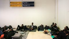 Migranti spí na nepoužívaném letišti Hellenikon v Aténách, kde jsou dočasně ubytováni