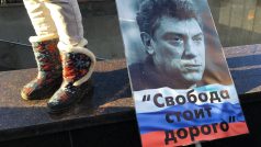 Desetitisíce lidí si v Moskvě za mimořádných policejních opatření připomněly první výročí vraždy opozičního politika a bývalého vicepremiéra Borise Němcova