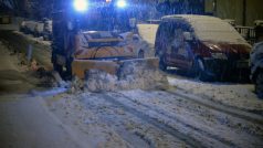 Sníh v pražských ulicích způsoboval včera večer problémy hlavně autobusům MHD, a to zejména v okrajových částech metropole