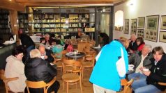 Spokojení návštěvníci degustují v přízemí muzea oblíbená jídla T.G. Masaryka