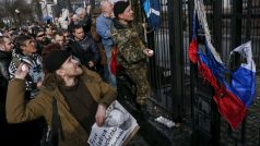Ukrajinci házeli vejce na ruské velvyslanectví a požadovali propuštění ukrajinské pilotky Savčenkové
