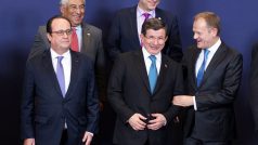 Turecký premiér Ahmet Davutoglu s francouzským prezidentem Francoisem Hollandem, portugalským premiérem Antoniem Costou, finským premiérem Juhou Sipilou a předsedou Evropské rady Donaldem Tuskem během summitu EU