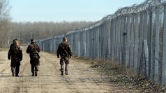 Maďarští vojáci hlídkují u plotu na hranicích se Srbskem (archivní foto)