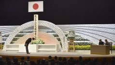Japonský premiér Šinzó Abe před oltářem připomínajícím oběti zemětřesení a cunami