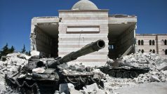 Zničené vládní tanky před mešitou v syrském Azazu