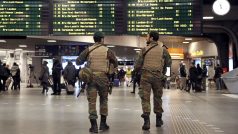 Hlídka belgických vojáků na bruselském nádraží
