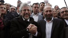 Obvinění novináři Can Dündar a Erdem Gül