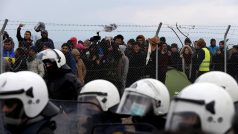 Migranti na řecko-makedonské hranici poblíž obce Idomeni