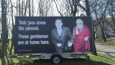 Billboard s Václavem Havlem a dalajlamou na Evropské třídě