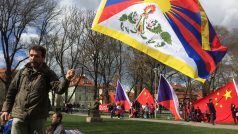 Odpůrci čínského prezidenta si na pražskou Kampu přinesli i tibetské vlajky