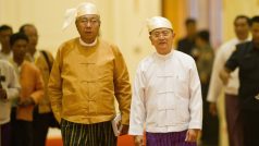 Novým barmským prezidentem se stal Tchin Ťjo (vlevo)