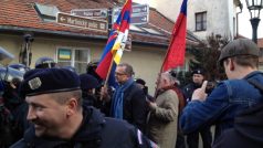 Poslanec TOP 09 Miroslav Kalousek s tibetskou vlajkou (vlevo) a europoslanec Jaromír Štětina s českou vlajkou se snaží projít skrz zástup policistů na protestní akci