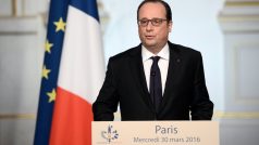 Francouzský prezident François Hollande se vzdal svého plánu na kontroverzní změnu ústavy, která měla umožnit odebírání občanství usvědčeným teroristům