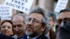 Šéfredaktor deníku Cumhuriyet Can Dündar před soudem v Istanbulu