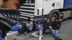 Uprchlíci zablokovali dálnici spojující Řecko s Makedonií