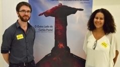 Režiséři David Morris a Angélica Melo u plakátu svého dokumentu nazvaného Druhá strana pohlednice z Ria