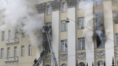 Moskevští hasiči zasahují proti ohni v budově ministerstva obrany