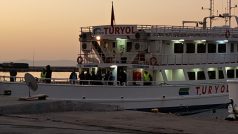 Prvních 131 migrantů odvezly dvě lodě z řeckého ostrova Lesbos do Turecka