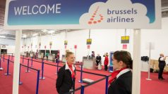 Zaměstnanci Brussels Airlines čekají na cestující na letišti Zaventem, které se po teroristických útocích částečně otevřelo 3. dubna