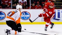Kapitán Detroitu Red Wings Henrik Zetterberg střílí na branku Philadelphie Flyers