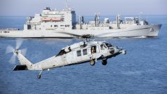 Americký vrtulník SH-60 Seahawk se chystá přistát na palubě letadlové lodě USS Harry S. Truman