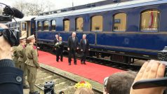 Rakouský prezident Heinz Fischer přicestoval na návštěvu Česka vlakem