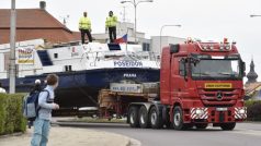 Silniční tahač vezl přes Žďár nad Sázavou výletní loď Poseidon