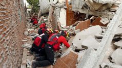 Otřesy v Ekvádoru měly sílu 7,8 stupně. Záchranáři pátrají po přeživších