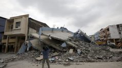 Kamaraman zachycuje následky zemětřesení v obci Guayaquil