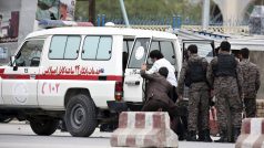 Při útoku sebevražedného atentátníka a dalších ozbrojenců v Kábulu zemřelo několik lidí
