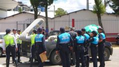 V Parque La Carolina v Quitu skauti a další dobrovolníci za pomoci policie nosí a třídí věci pro oblasti postižené zemětřesením